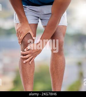 Mann, Beine und Laufverletzungen im Naturpark für Wellness-Übungen, medizinische Unfälle oder Sport-Notfall. Schwarzer Mann, Athlet und Läufer Knieschmerzen Stockfoto