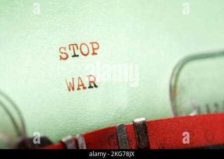 Hören Sie auf mit einer Schreibmaschine zu schreiben. Stockfoto