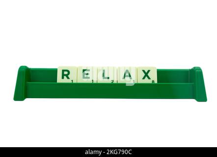 Geschrieben 'Relax' auf Scrabble Board, isoliert auf weißem Hintergrund, Entspannung, Ruhe, Wortspiel Stockfoto