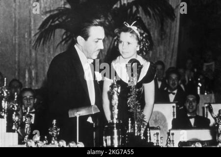 Der amerikanische Animateur und Produzent Walt Disney erhielt 1939 einen oscar für den Film Schneewittchen. Shirley Temple gab ihm zu diesem Anlass eine Statuette normaler Größe und 7 Miniaturen, die die sieben Zwerge repräsentierten. Stockfoto