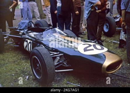 1964. Französischer Grand Prix auf der Rennstrecke Rouen-les-Essarts: Australischer Fahrer Jack Brabhams #20 Auto, ein Brabham BT7 vom Hersteller der Brabham Racing Organisation. 28. Juni 1964 Stockfoto
