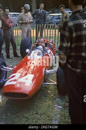 1964. Französischer Grand Prix auf der Rennstrecke Rouen-les-Essarts: Fahrer Nr. 24, British John Surtees, am Steuer seines Ferrari 158 des Spa Ferrari SEFAC-Teams. 28. Juni 1964 Stockfoto