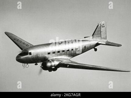 Der amerikanische Douglas DC-3A zweimotorige Propeller transportiert Flugzeuge im Flug. 1941 Stockfoto