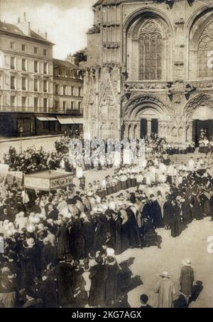 Saint-Lô, Prozession vor der Kirche Notre-Dame: Frankreich. Departement: 50 - Manche. Region: Normandie (vormals Basse-Normandie). Alte Postkarte, Ende des 19.. - Anfang des 20.. Jahrhunderts. Stockfoto