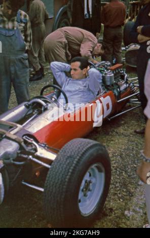 1964. Französischer Grand Prix auf der Rennstrecke Rouen-les-Essarts: Fahrer Nr. 26, italienischer Lorenzo Bandini, sitzt am Steuer seines Ferrari 158 vom Spa Ferrari SEFAC Team. 28. Juni 1964 Stockfoto