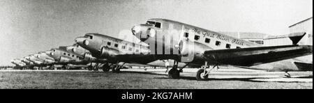 Flotte zweimotoriger Douglas DC-2 Zivilflugzeuge der amerikanischen Fluggesellschaft TWA. 1938 Stockfoto