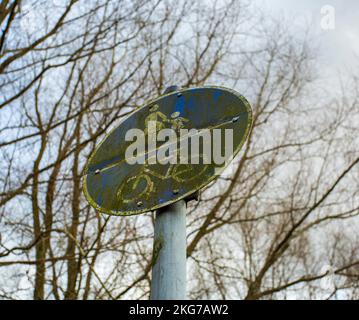Ein Schild für Fußgänger und Radfahrer in einem Park in Deutschland Stockfoto