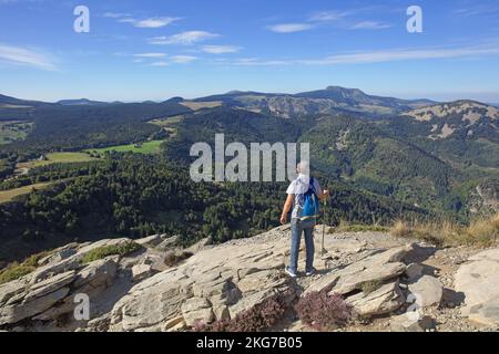 Frankreich, Ardèche, Gipfel des Mont Gerbier de Jonc, Vulkankuppel, Blick auf den Mont Mezenc Stockfoto