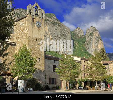 Frankreich, Drôme, Saou, der Dorfplatz mit dem Glockenturm Stockfoto