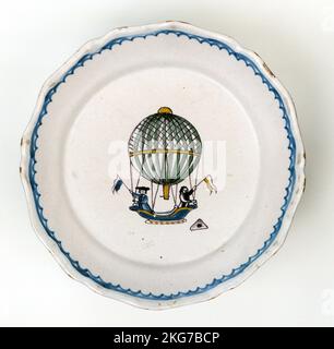 Plate - Nevers Dekoration für den ersten Aufstieg von Charles und Robert am 1. Dezember 1783 Polychromglasierte Platte mit gebogener Kante (Durchmesser 23 cm) Muller-Quênot-Kollektion aus dem 18.. Jahrhundert Stockfoto