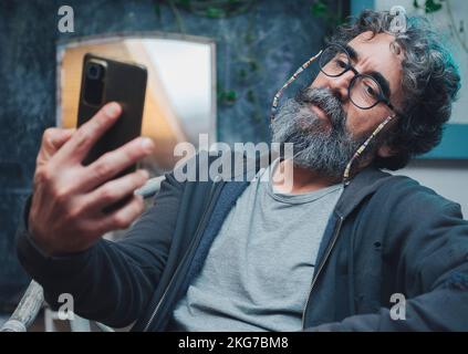 Ein Mann mit Bart macht ein Selbstporträt Stockfoto