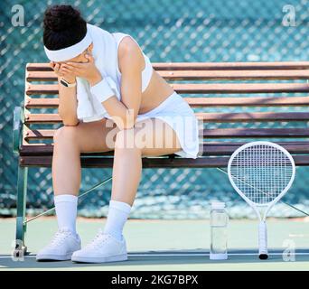 Müde, weinend und Tennisspieler mit Ausfall in einem Wettbewerb, Depressionen durch Trainingsstress und Fehler im Sport. Angst, Fitness und Sportler sind traurig Stockfoto