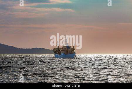 Eine Sonnenuntergangsszene aus dem Maltepe Park in Istanbul, dem Meer von ​​Marmara, den Schiffen und dem Meer Stockfoto