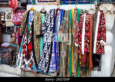 Usbekische traditionelle Kleidung wie Bademäntel und andere bunte Souvenirs, Taschkent, Usbekistan. Stockfoto