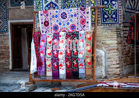 Usbekische traditionelle Kleidung und andere farbenfrohe Souvenirs, Taschkent, Usbekistan. Stockfoto