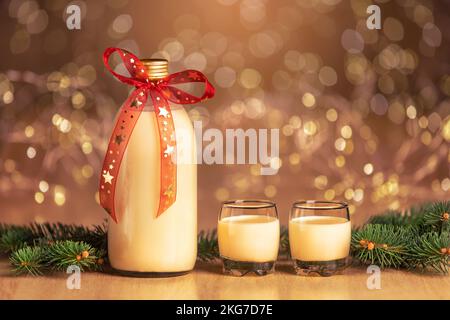 Flasche hausgemachter Eierbecher mit zwei Gläsern auf gepunkteten Hintergrund Stockfoto
