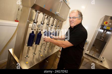 David Thomson bei der offiziellen Eröffnung der Abfüllanlage in der Annandale Distillery, Annan, Schottland Stockfoto