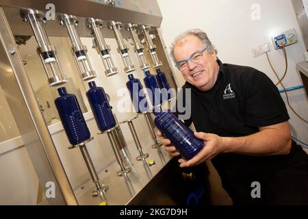 David Thomson bei der offiziellen Eröffnung der Abfüllanlage in der Annandale Distillery, Annan, Schottland Stockfoto