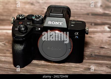 Kairo, Ägypten, Oktober 20 2022: Spiegellose professionelle Vollformat-Digitalkamera Sony Alpha A7s iii mit Exmor R BSI CMOS Sensor, 12 MP, UHD 4K 1 Stockfoto