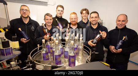 Mitarbeiter bei der offiziellen Eröffnung der Abfüllanlage in der Annandale Distillery, Annan, Schottland Stockfoto