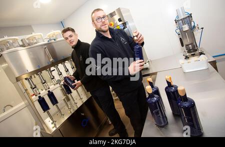 Mitarbeiter bei der offiziellen Eröffnung der Abfüllanlage in der Annandale Distillery, Annan, Schottland Stockfoto