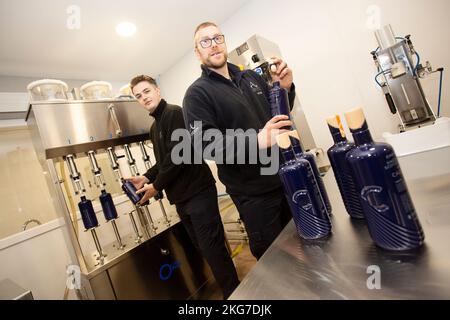 Mitarbeiter bei der offiziellen Eröffnung der Abfüllanlage in der Annandale Distillery, Annan, Schottland Stockfoto