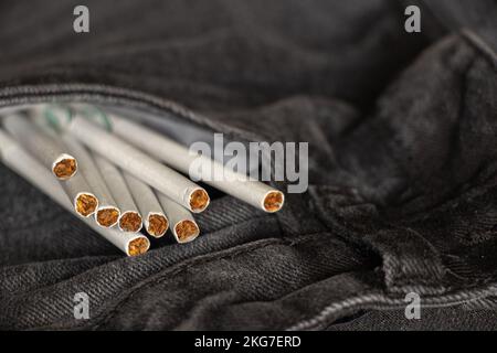 Zigaretten in einer Tasche in grauen Jeans, Zigarettensucht und Mode, Rauchen Stockfoto