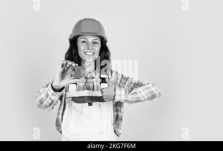 Entwickelt, um Preform. Techniker arbeiten mit Maßband Werkzeug. Sicherheitsuniform. Ausrüstung für die Reparatur. Mechaniker Mädchen in schützenden Hardhat. Buildin Stockfoto