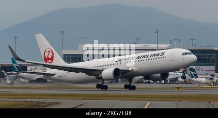 Richmond, British Columbia, Kanada. 21.. November 2022. Ein Boeing 767-300ER-Jetliner (JA618J) von Japan Airlines fährt vom internationalen Flughafen Vancouver ab. (Bild: © Bayne Stanley/ZUMA Press Wire) Stockfoto