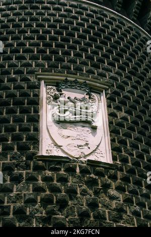 Eine vertikale Aufnahme des Adelswappens von Visconti auf der Burgmauer von Sforza in Mailand, Italien Stockfoto