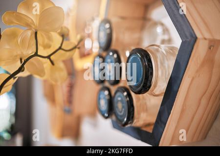 Glas, Honig und Produkt in einem Wellness-Shop oder kleinen Unternehmen mit natürlichen, organischen und rohen Waben. Einzelhandel, Lebensmittel und Regale einer nachhaltigen Biene Stockfoto