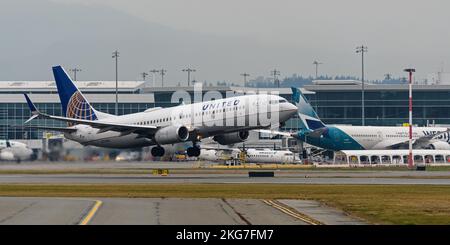 Richmond, British Columbia, Kanada. 21.. November 2022. Ein Boeing 737-800-Jetliner (N73259) von United Airlines startet vom internationalen Flughafen Vancouver. (Bild: © Bayne Stanley/ZUMA Press Wire) Stockfoto