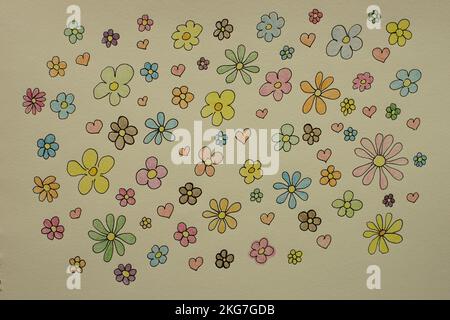 Blumenmuster mit schönen Blumen und Herzen. Nahtloser Druck in Aquarellfarben auf beigefarbener Leinwand. Stockfoto