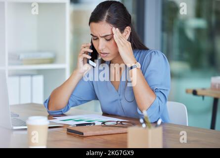 Geschäftsfrau, Telefonanruf und Kopfschmerzen bei der Kommunikation, Stress oder Burnout im Büro. Frauen leiden an psychischen Problemen in Stockfoto