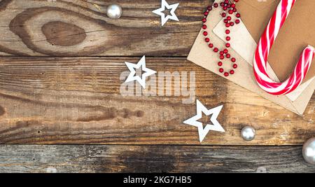 Holzweihnachtshintergrund mit Dekordetails, flaches Lay. Stockfoto