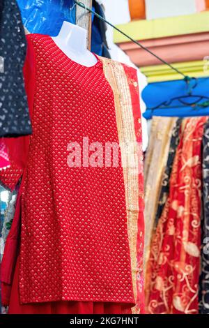 Farbenfrohe Lehenga, die während der Deepavali- oder Diwali-Feiern auf dem Markt zum Verkauf angeboten wird. Stockfoto