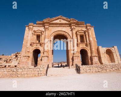 Malerische Aussicht auf die Ruinen einer alten Stadt, berühmten Triumphbogen Hadrian's Arch - eine alte römische Struktur in Jerash, Jordanien. Stockfoto