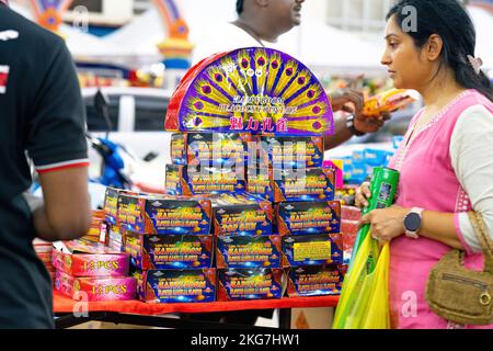 Brickfields, Malaysia - 22. Oktober 2022 Menschen kaufen Feuerwerkskörper für Diwali oder Deepavali, das Hauptfestival der Hindus in der Stadt Little India in Kuala Stockfoto