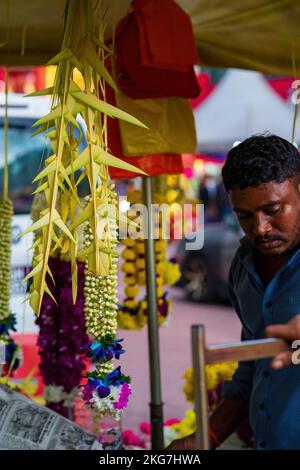 Brickfields, Malaysia - 22. Oktober 2022 Kokosnussblätter hängen zum Verkauf in Verbindung mit der Deepavali-Feier auf dem Markt. Stockfoto