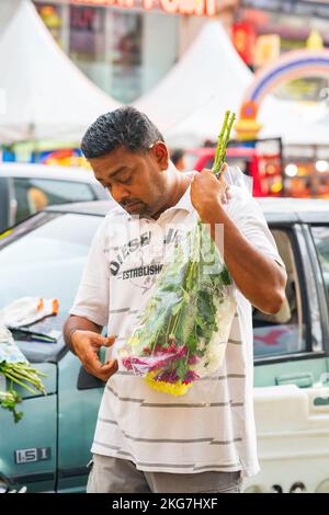 Brickfields, Malaysia - 22. Oktober 2022 Indische farbenfrohe Blumengirlanden zum Verkauf während des Deepavali- oder Diwali-Festivals. Stockfoto