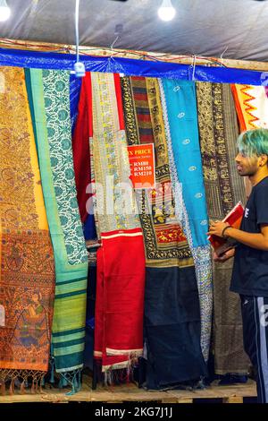 Brickfields, Malaysia - 22. Oktober 2022 Saree zum Verkauf in Little India, Kuala Lumpur. Stockfoto