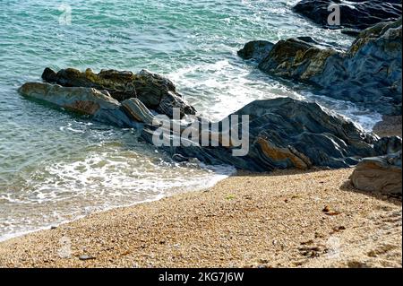 Felsformationen und Wellen an der Südküste von Devon Stockfoto
