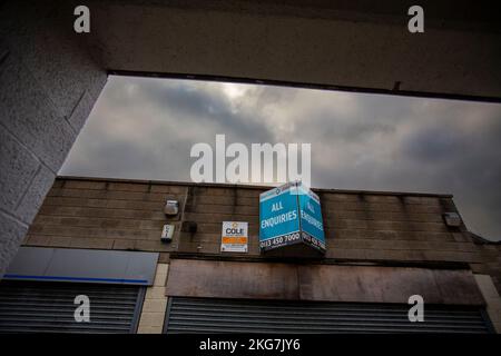 Geleerte Shuttered-up-Geschäfte in der Wellington Arcade in Brighouse West Yorkshire - die leeren Immobilien können als Verkaufseinheiten gemietet werden.Quelle: Windmill Images/Alamy Live News Stockfoto