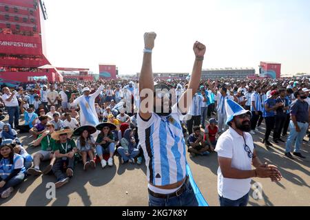 Doha, Katar. 22.. November 2022. Supproters sehen das Spiel zwischen Argentinien und Saudi-Arabien auf dem Großbildfernseher beim FIFA-Fan-Festival in Al Bidda am 22. November 2022 in Doha, Katar. Foto: Igor Kralj/PIXSELL Credit: Pixsell Foto- und Videoagentur/Alamy Live News Stockfoto