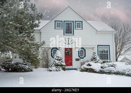 Ein traditionelles, älteres nordamerikanisches Haus, das im Schnee begraben liegt. Stockfoto