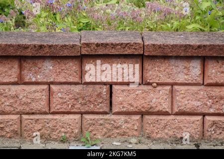 Kleine Wand als Grundstücksgrenze Stockfoto