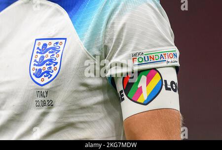 22 Nov 2022 - Italien gegen England - UEFA Nations League - Gruppe 3 - San Siro **** File Photo **** England Kapitän Harry Kane trägt das One Love Rainbow Armband während des Spiels der UEFA Nations League gegen Italien. Während der Qatar World Cup 2022 wurde ihm das Tragen des Armbands durch die FIFA verboten. Picture : Mark Pain / Alamy Stockfoto