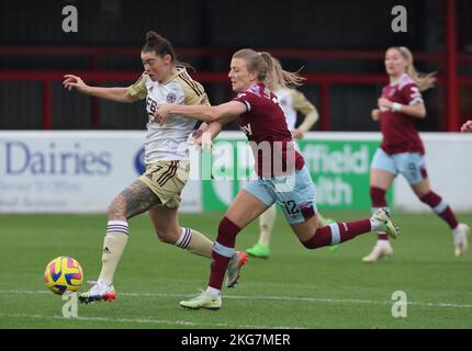 DAGENHAM ENGLAND - NOVEMBER 20 : L-R Natasha Flint von Leicester City Frauen hält Kate Longhurst von West Ham United WFC während Barclays Women's Supe Stockfoto