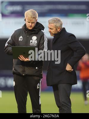 DAGENHAM ENGLAND - NOVEMBER 20 : Willie Kirk Manager von Leicester City Women spricht mit seinen Mitarbeitern während des Barclays Women's Super League Spiels BE Stockfoto