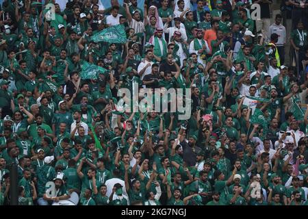 Lusail, Katar. 22.. November 2022. Saudi-Arabien-Fans spielten während des WM-Spiels von Katar 2022, Gruppe C, Datum 1, zwischen Argentinien und Arabien Saudita am 22. November 2022 im Lusail-Stadion in Lusail, Katar. (Foto: Bagu Blanco/PRESSINPHOTO/Sipa USA) Quelle: SIPA USA/Alamy Live News Stockfoto